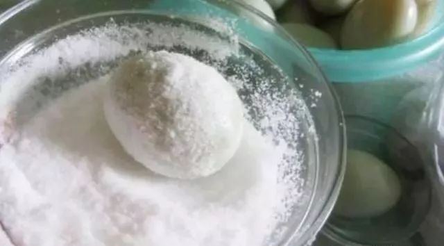 腌制咸鸭蛋，不用坛子不用水，简单几步，腌出的鸭蛋又油又沙