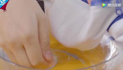 风油精滴在白色衣服上变成了绿色,风油精滴在水里衣服上都是香味