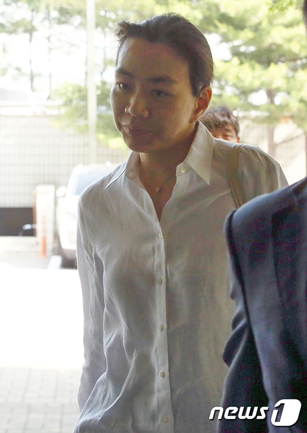 用自家飞机*私走**奢侈品260次，大韩航空会长妻女双双获刑