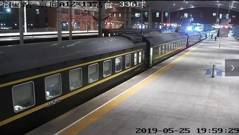 「咋回事」哈西站一“任性女”用身体卡住火车门,还突然发飙:这车也别开了