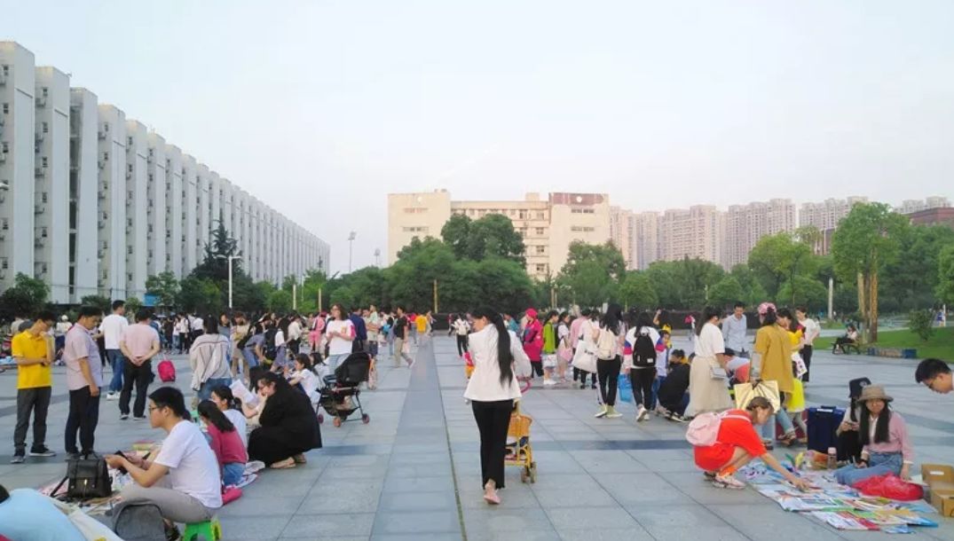 走过路过不要错过摆地摊视频,走过路过不要错过小商品商场