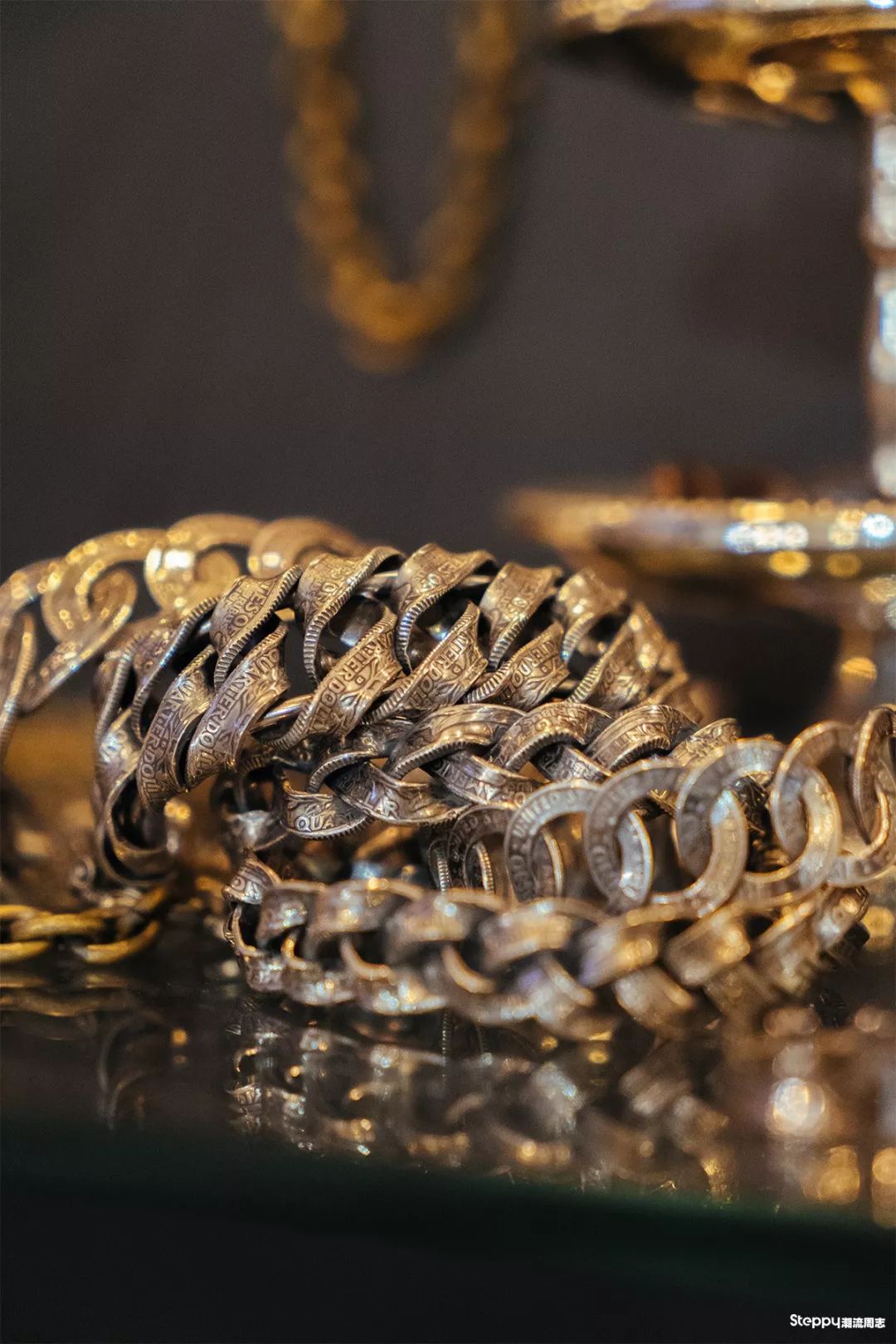 当你拿称重算钱的银饰比较之后，你就知道手工银饰贵在哪里