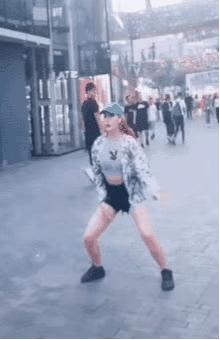 街拍搞笑迷惑行为,揭秘女生拍照的迷惑行为