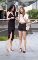 街拍美女迷惑行为合集：发癫、喷水、劈叉、耍狠、蠕动