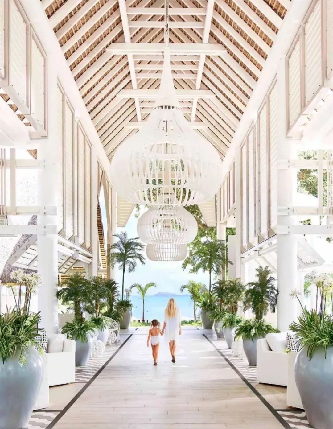 她是好莱坞名人最渴望合作设计师，英国女王为她颁奖，她的作品为啥会有如此大的魅力？