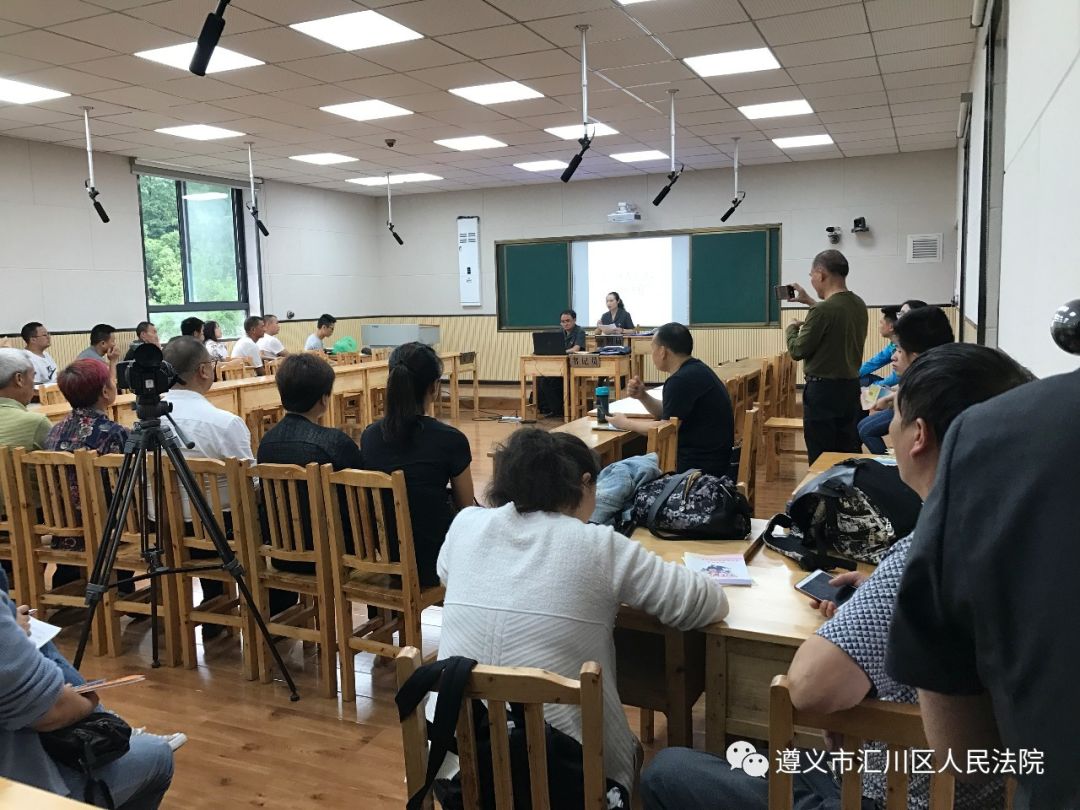 开庭时人没来最多等原被告多久,原告开庭没来法官可以延期吗