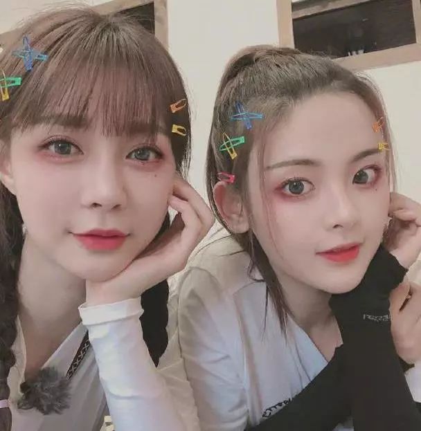 为什么我女朋友的照片头上都是蝴蝶?