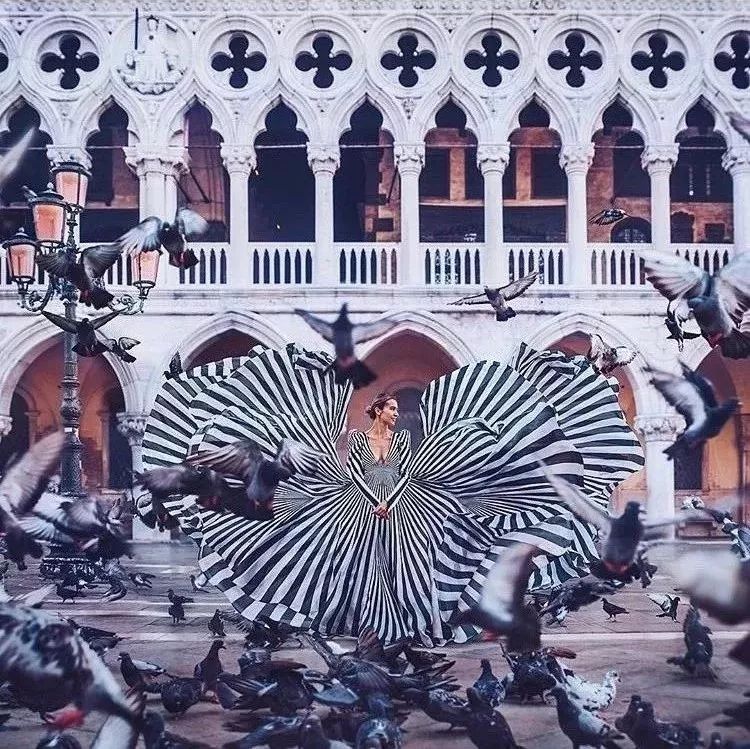 一个丑女穿上裙子惊艳所有人,女兵穿上裙子惊艳全场