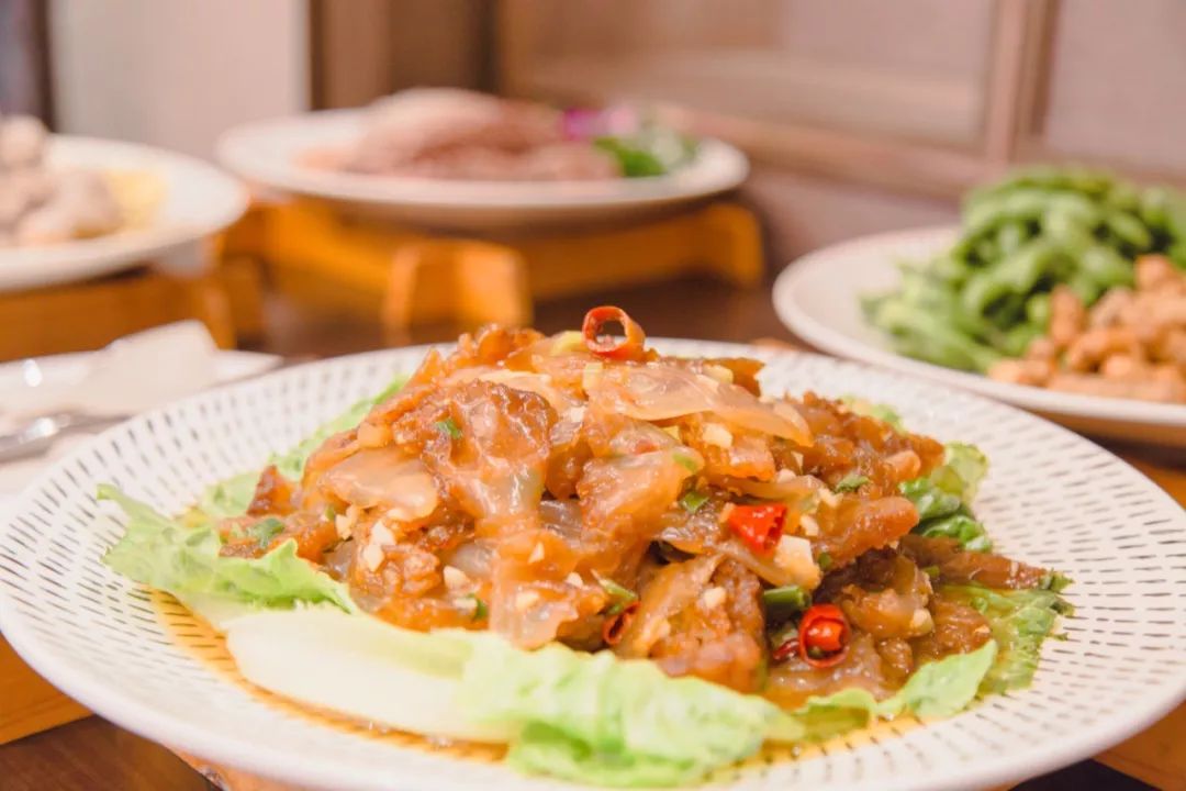 这座跟着周杰伦空降热搜的杨梅味小城,休渔期也能让你吃得满嘴鲜