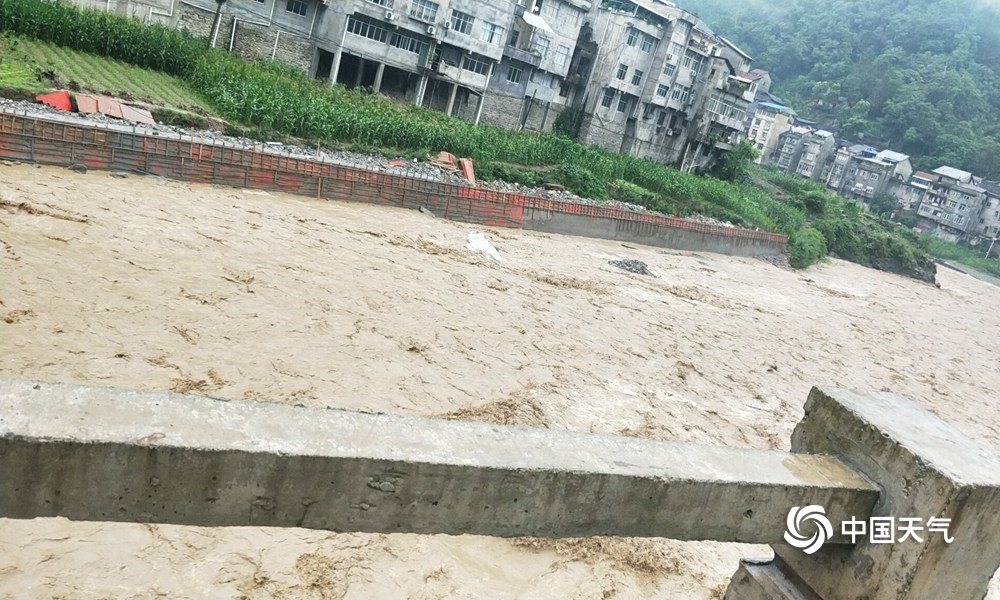 四川万源遭洪水侵袭,达州万源竹峪出现山体滑坡