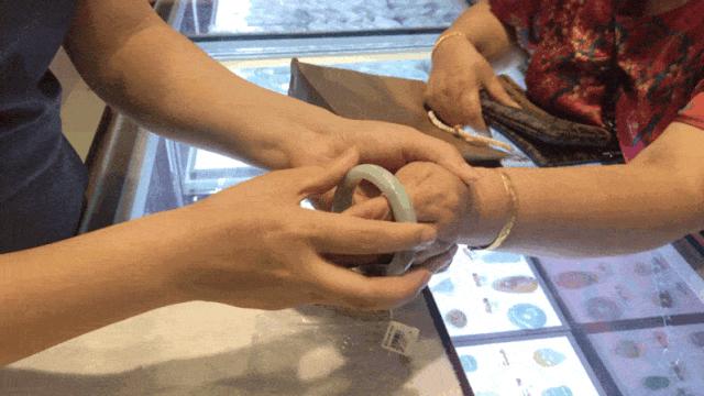 万元翡翠千元购,金店卖1万多翡翠实际价格是多少