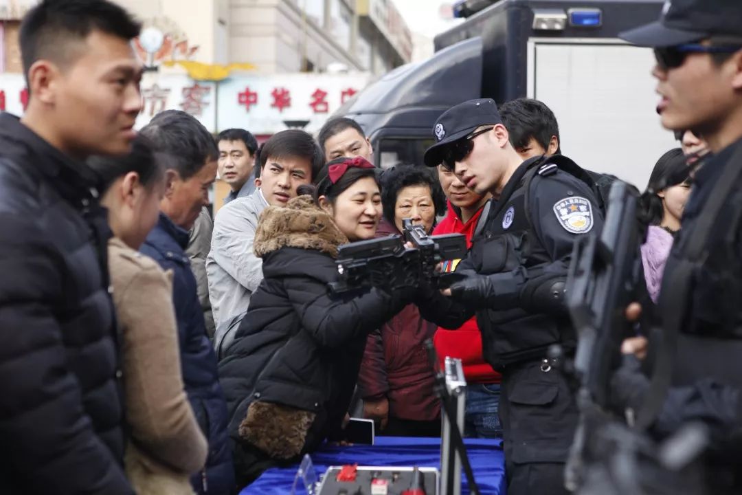 来PK！用一种水果形容警察，你的答案是……