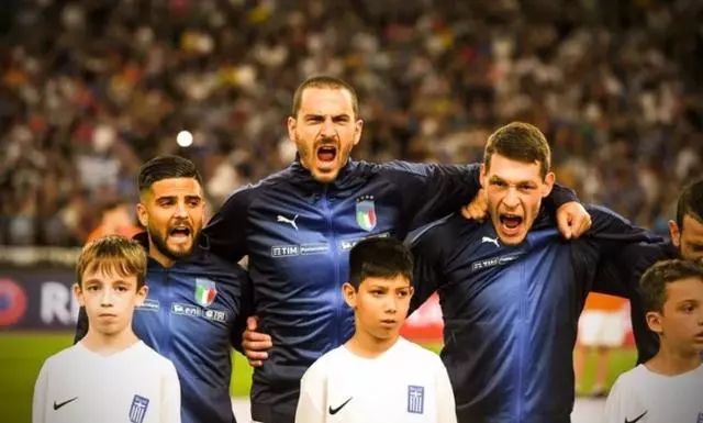 意大利足球队高唱国歌球童 (意大利足球队员唱歌)