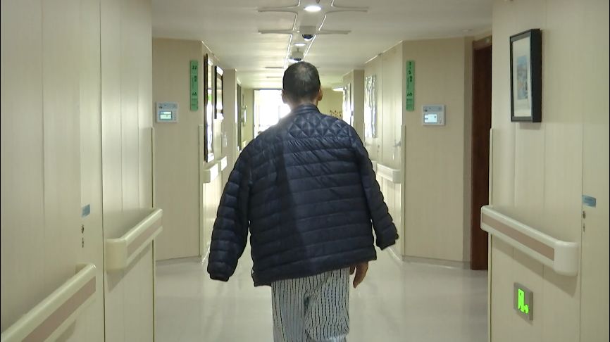 大伯夏季穿两件羽绒服,60岁大爷夏天穿两件羽绒服