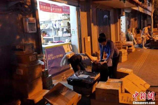 同学寄600斤重行李回家，快递小哥：坑了我