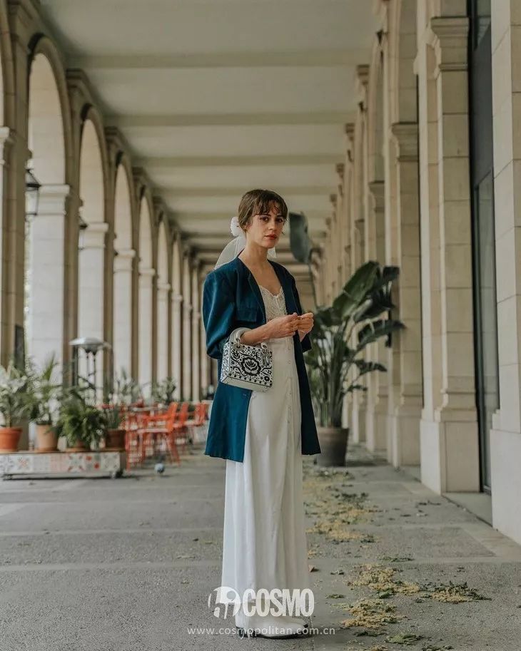 关晓彤穿绿丝绒裙大波浪,慵懒小黑裙关晓彤同款