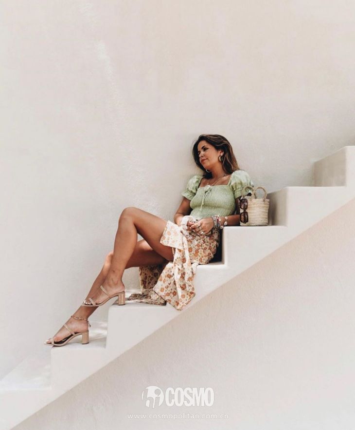 关晓彤穿绿丝绒裙大波浪,慵懒小黑裙关晓彤同款