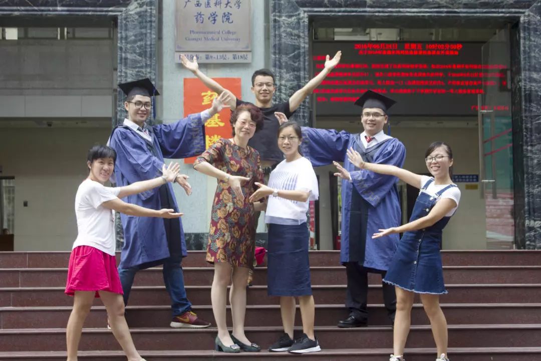 一袭白衣救死扶伤文章,一袭白衣救死扶伤