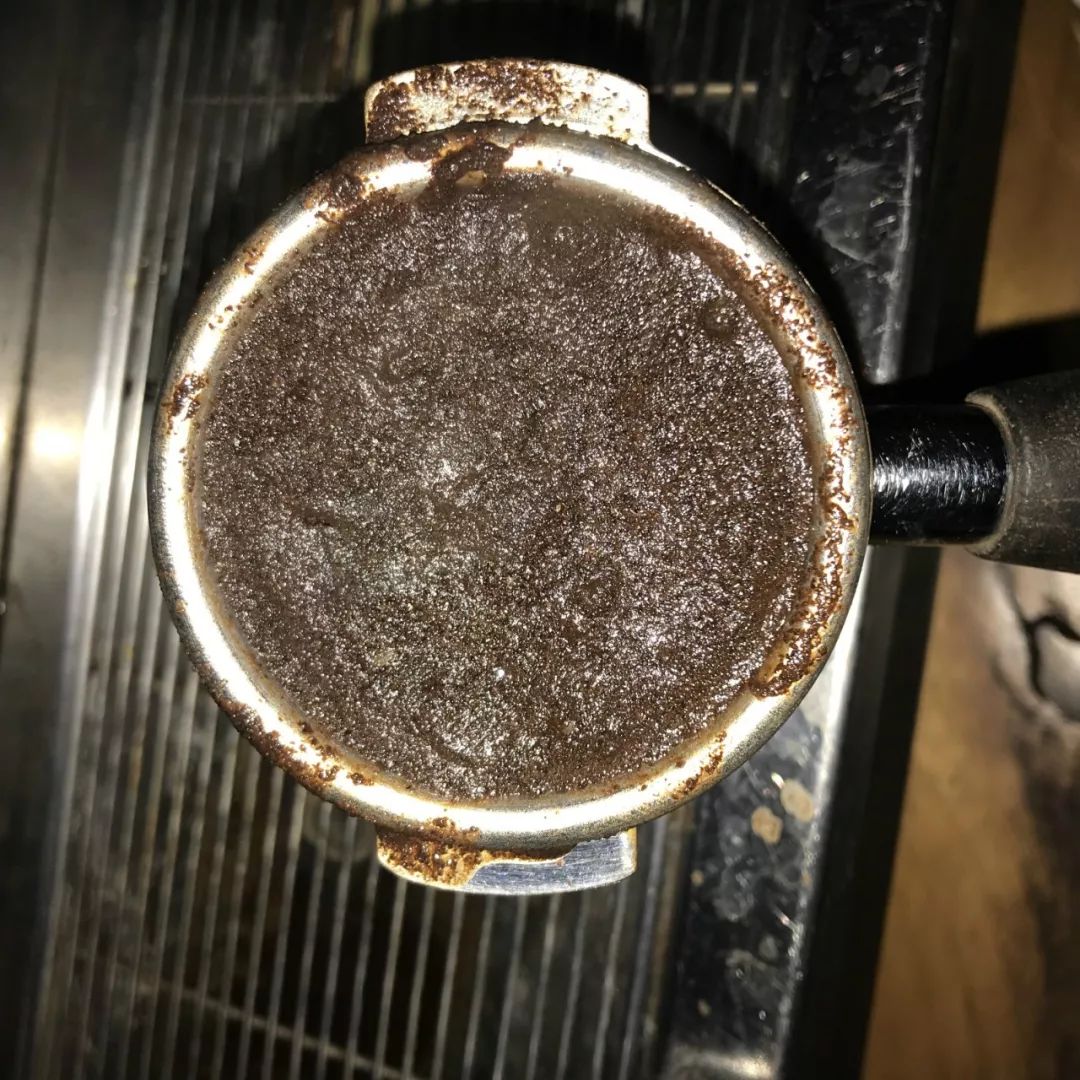 咖啡机粉饼有积水怎么处理,咖啡机萃取后的粉饼积水