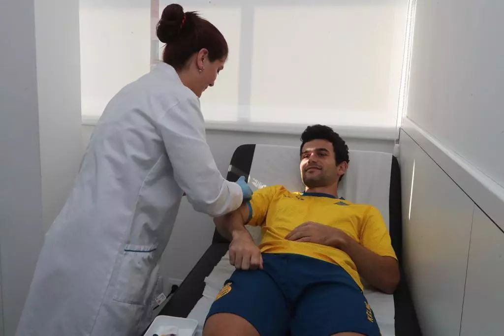 西班牙球迷街头欢迎球队归来,西班牙人归来