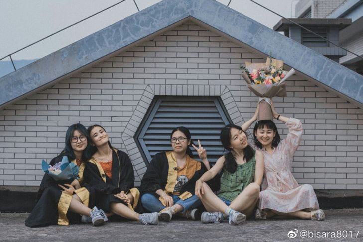 毕业照告别的是我们的青春,毕业照是我们永久的留念