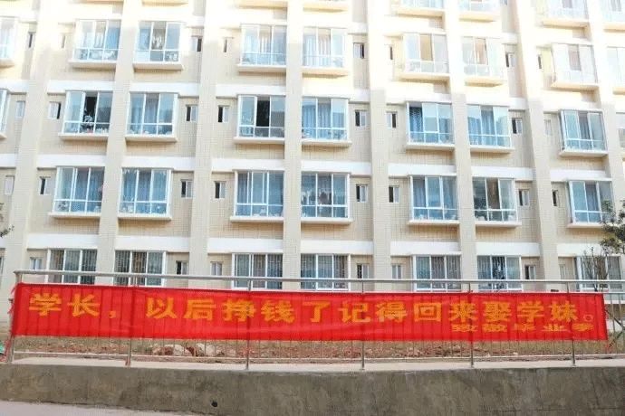 高校走心毕业季标语惹哭网友,催泪的毕业季横幅