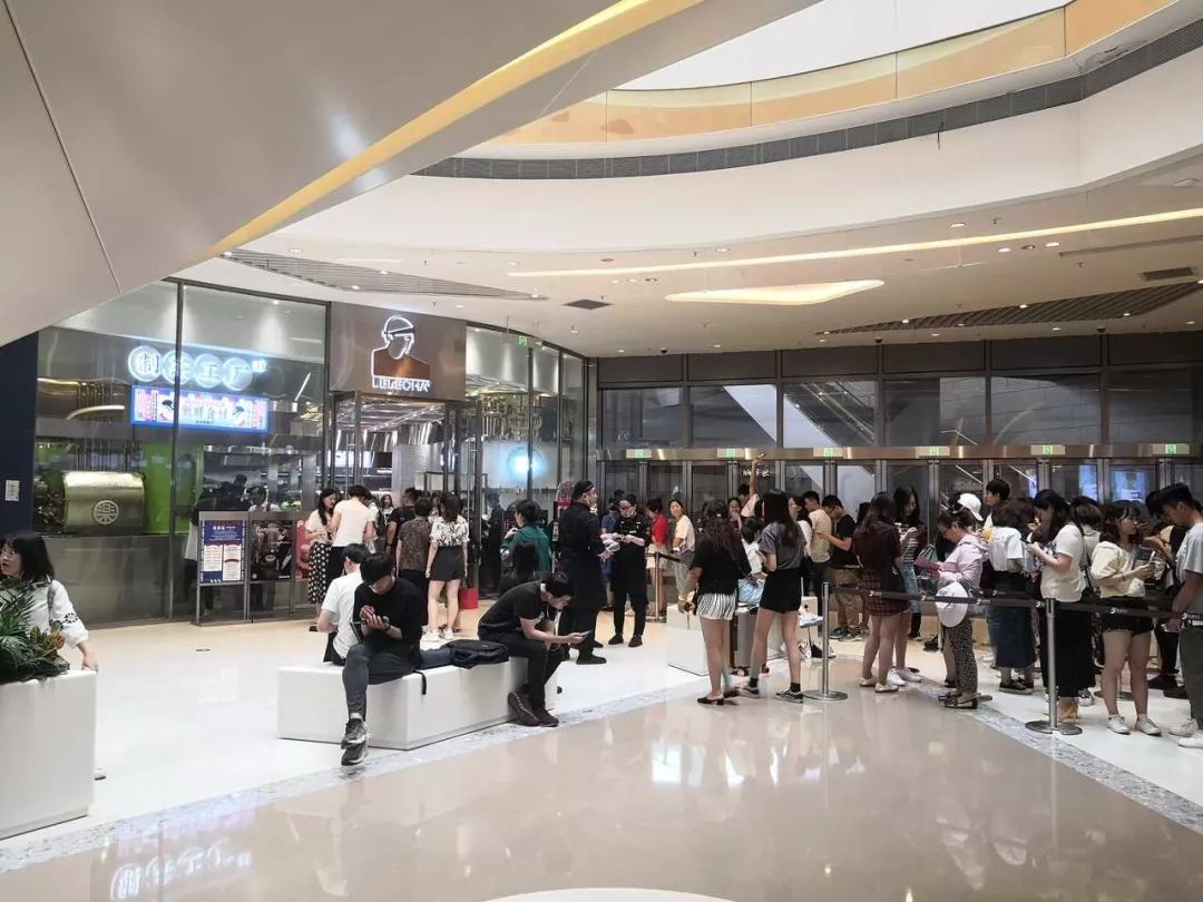 看呆！今天苏州中心排队3小时买杯乐乐茶！想问一句你们为什么不用上班