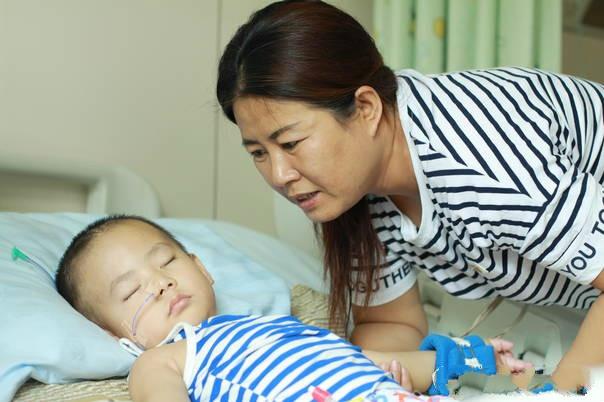 6岁男孩洗完澡受风了高烧怎么办,孩子冲凉冲很久当心什么病