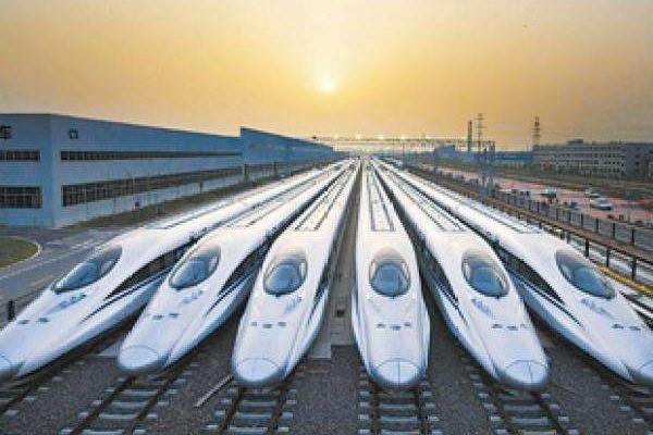 日本新干线跟国内比,日本站在街边的女孩