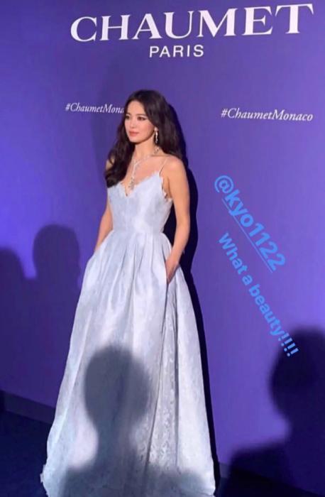 宋慧乔离婚后出席活动只化烟熏妆,38岁宋慧乔晒照紫绒裙曼妙