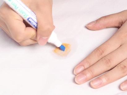 白色衣服上弄上了辣椒油怎样洗掉,衣服溅了红辣椒油怎么洗也不掉