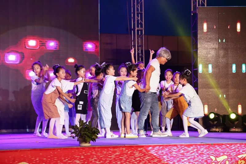 辉煌70载，娃娃送华章——我区举行喜迎建国七十周年消夏晚会