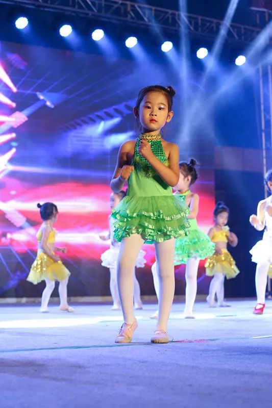 辉煌70载，娃娃送华章——我区举行喜迎建国七十周年消夏晚会