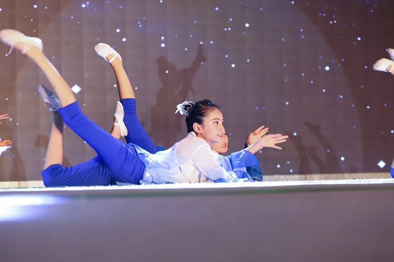 辉煌70载，娃娃送华章——我区举行喜迎建国七十周年消夏晚会