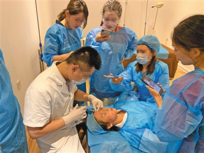 男记者*底卧**微整形速成班：开课首日就让学员互相扎针练习