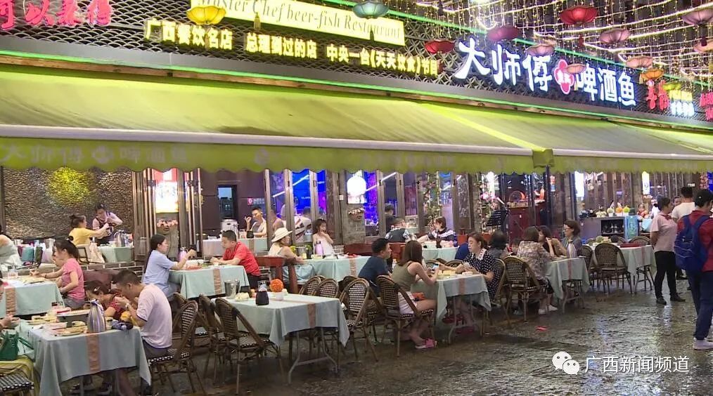 被洪水淹没的阳朔,暴雨过后的阳朔西街