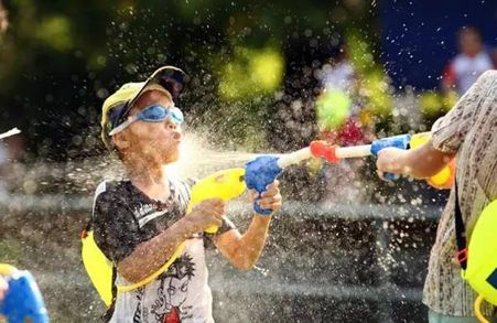 这里好好耍~周末到药王谷玩大人的摇摇船、玻璃水滑道、高空情侣桥、爱的丛林飞越……