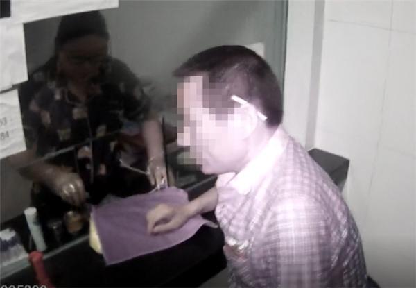 男子嗜酒如命40年,一男子无证驾驶摩托