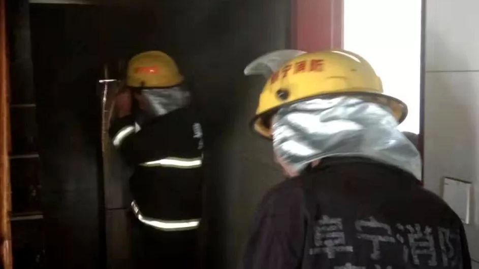 夜里点蚊香会不会一氧化碳中毒,睡觉之前在房间里点了几根蚊香