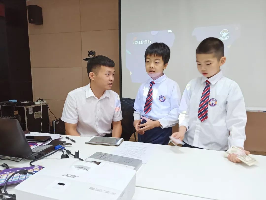 暑假银行活动,青少年暑假实践活动进银行简报