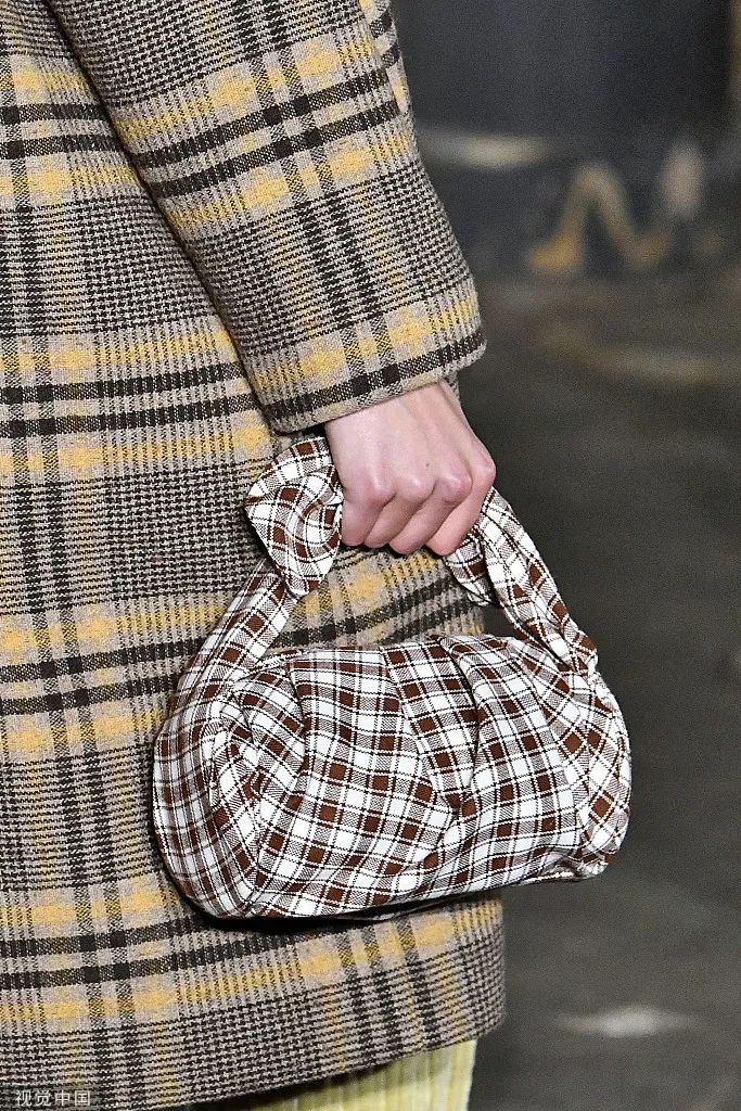 刘雯斜挎休闲包,今年流行的刘雯同款包