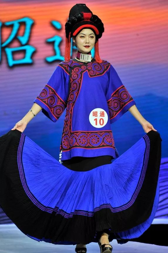 德宏五种少数民族服饰走秀音乐,云南少数民族服饰秀