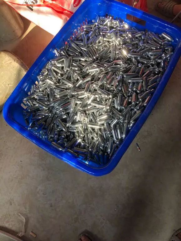 1小瓶“笑气”能毒杀老鼠，竟有人1天吸千瓶，电商平台公开售卖