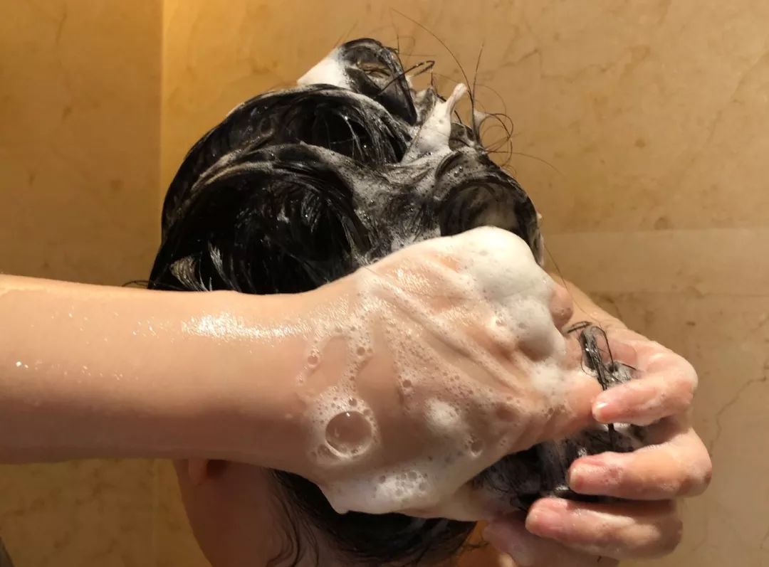 被虚假友情蒙蔽的“绿叶妹”，如今事业开挂反成“真公主”