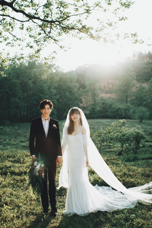 旅拍婚纱照风格推荐大理,婚纱照推荐风格酒红色婚纱照