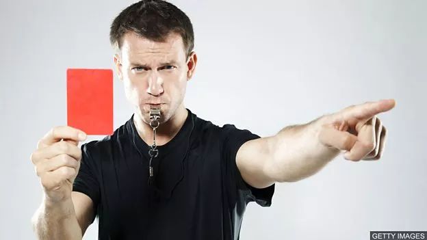 三个裁判如何区分区域,怎么区分主裁判和助理裁判