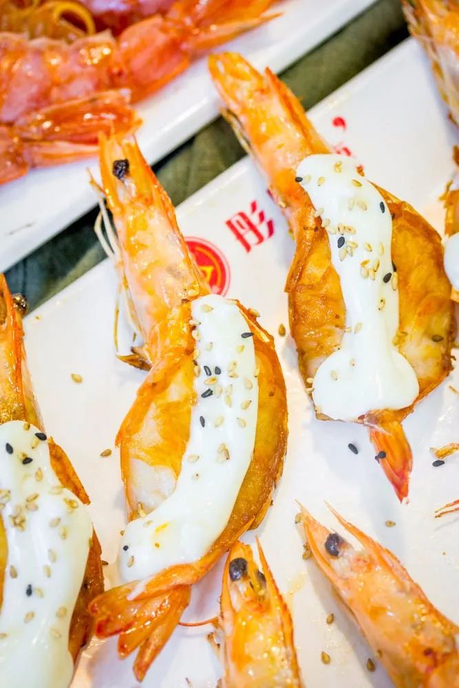 1元/只海白虾,2.8元/只鲍鱼,3.8元/只碳烤生蚝!啤酒喝一瓶还送一瓶!这家人气平价海鲜火锅老店让你嗨翻整个今夏