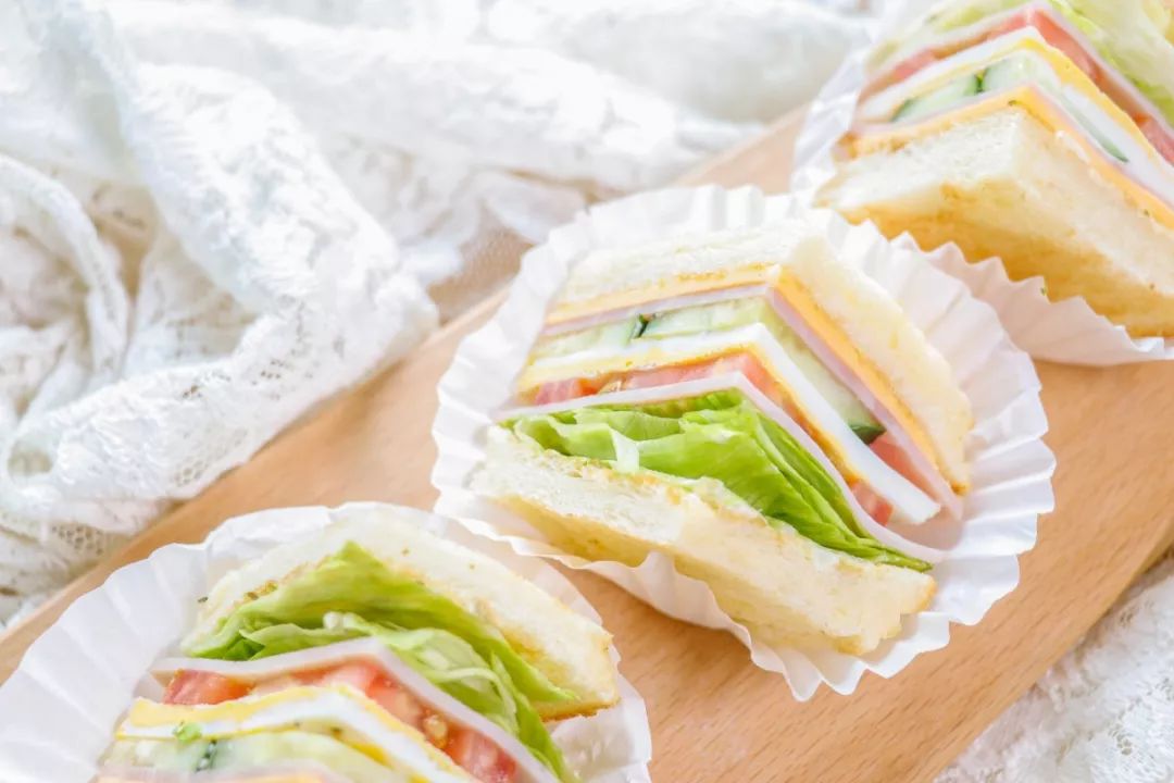 你的薪水在上海够用吗？不够的赶紧办上海银行这张卡……