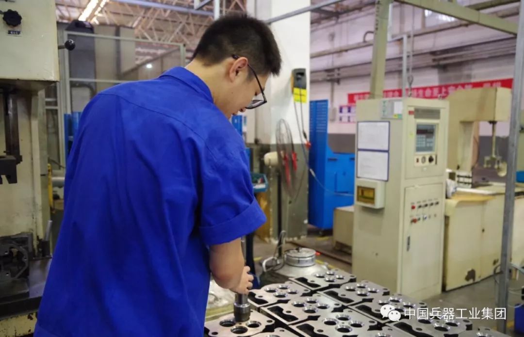 战高温电力工人头顶烈日带电作业,战高温迎考验