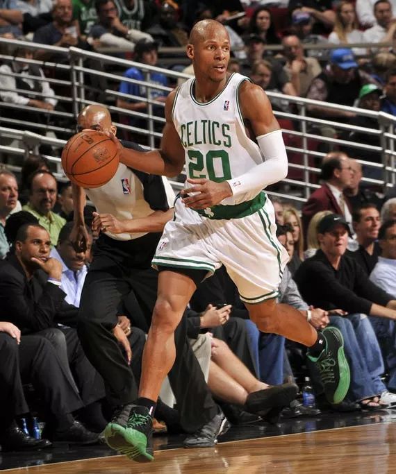 中国男篮拿2个金牌,世预赛中国男篮红白款上脚球鞋